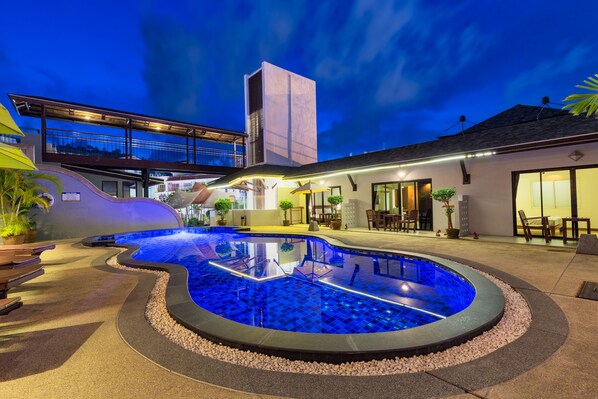 Outdoor pool, pool umbrellas, sun loungers - Leelawadee Boutique Hotel (Patong)