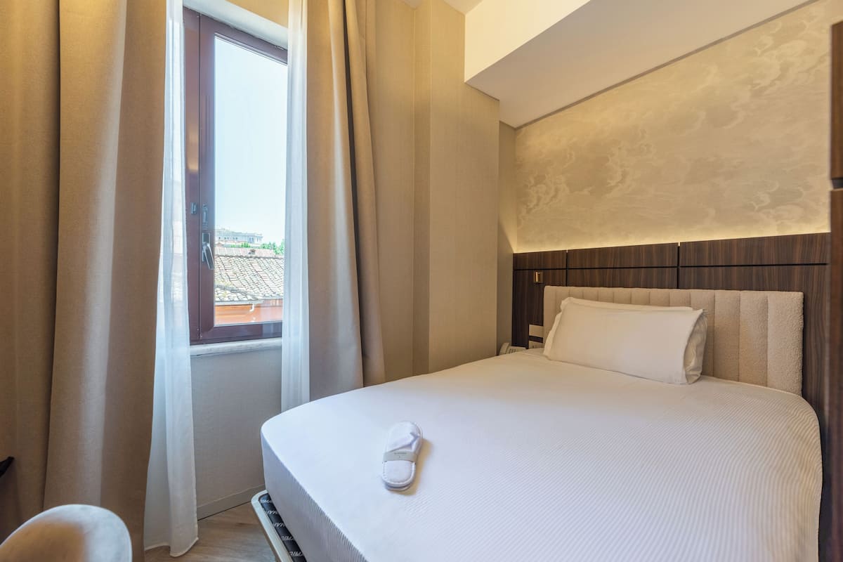 Kamar Standar, 1 Tempat Tidur Twin, Bebas Asap Rokok | Seprai antialergi, minibar, brankas, dan meja kerja