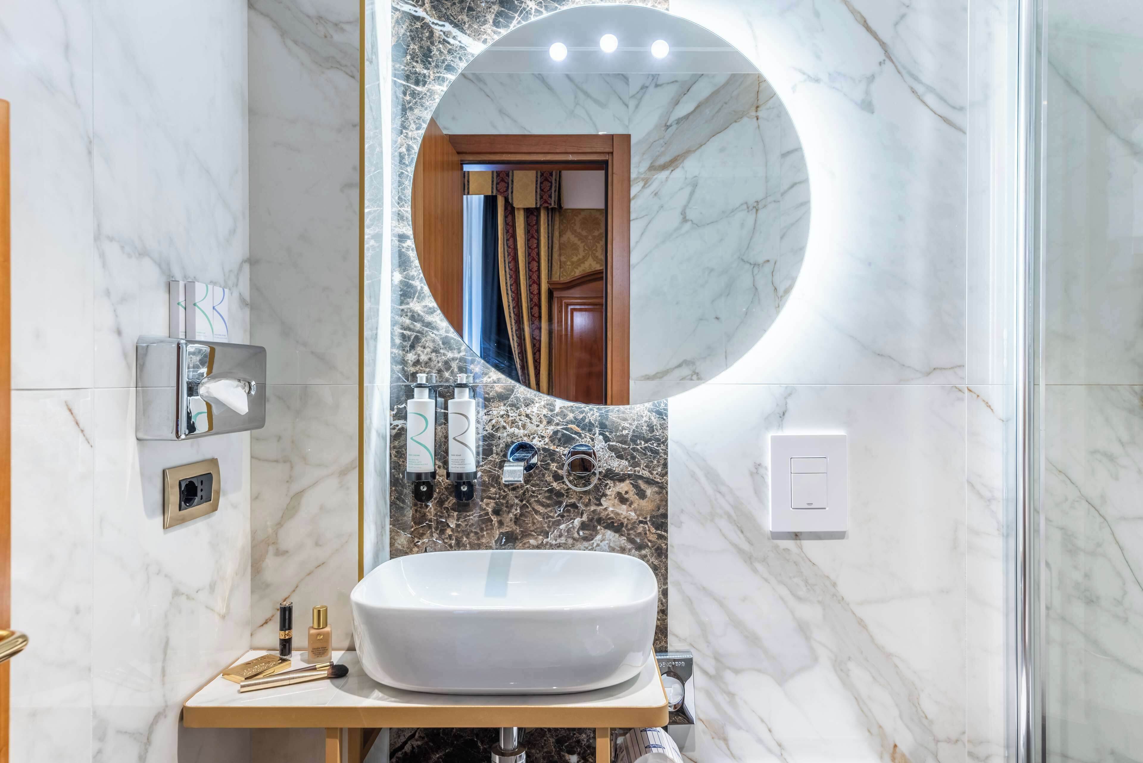 comfort room, 1 king bed, non smoking (with single sofabed;larger room) | bathroom | shower, free toiletries, hair dryer, bidet