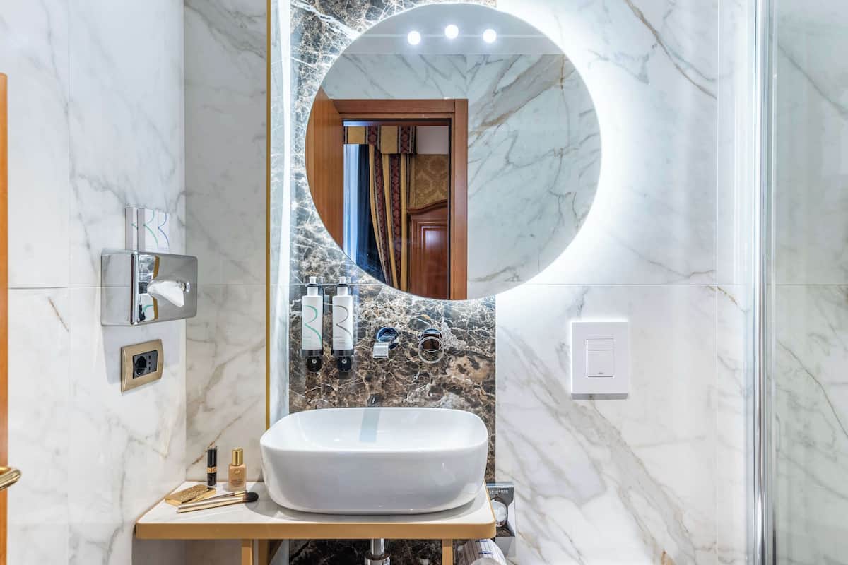 Comfort Room, 1 King Bed, Non Smoking (with Single Sofabed;Larger Room) | Bathroom | Shower, free toiletries, hair dryer, bidet