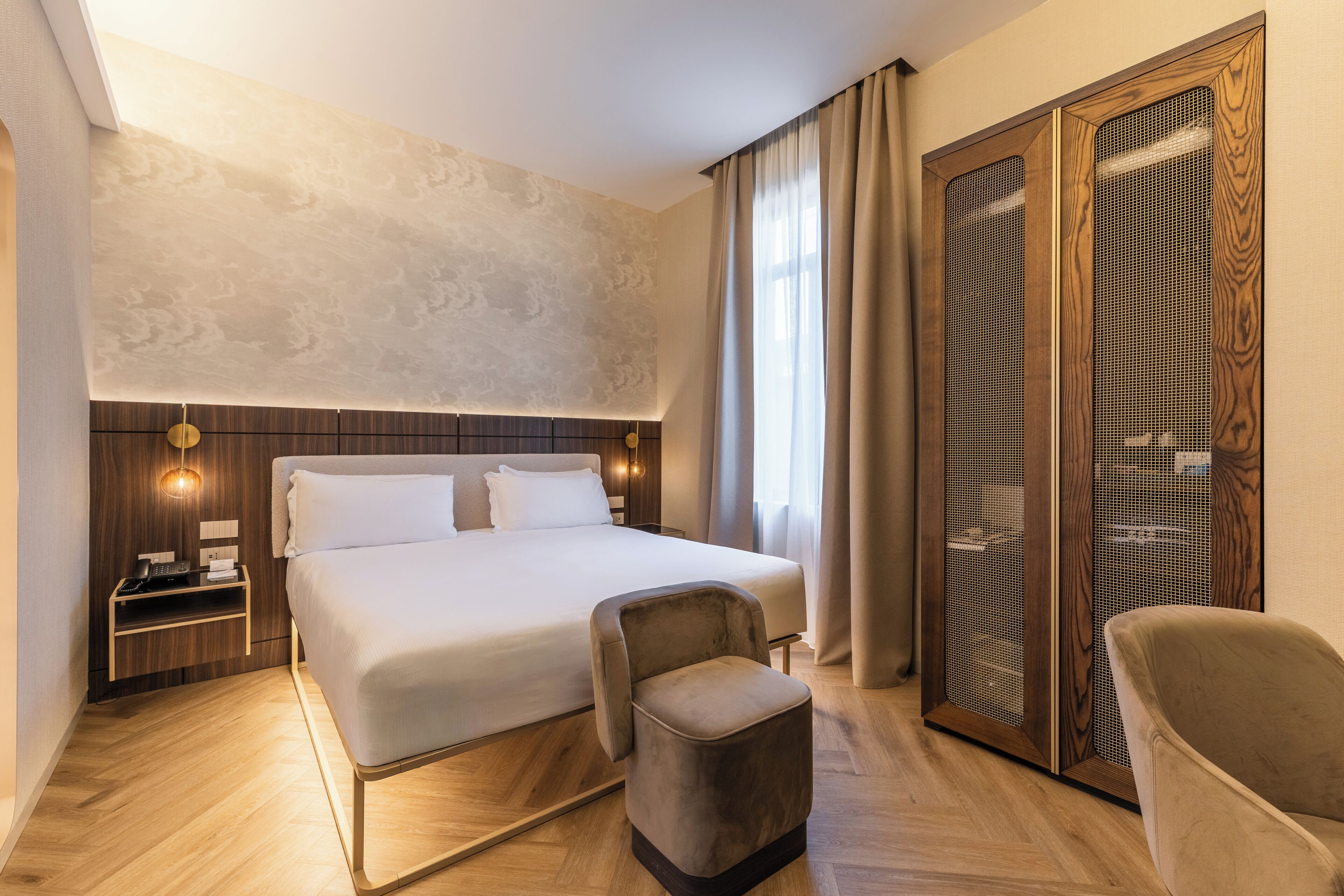 Economy kamer, 1 tweepersoonsbed, niet-roken | Hypoallergeen beddengoed, een minibar, een kluis op de kamer, een bureau