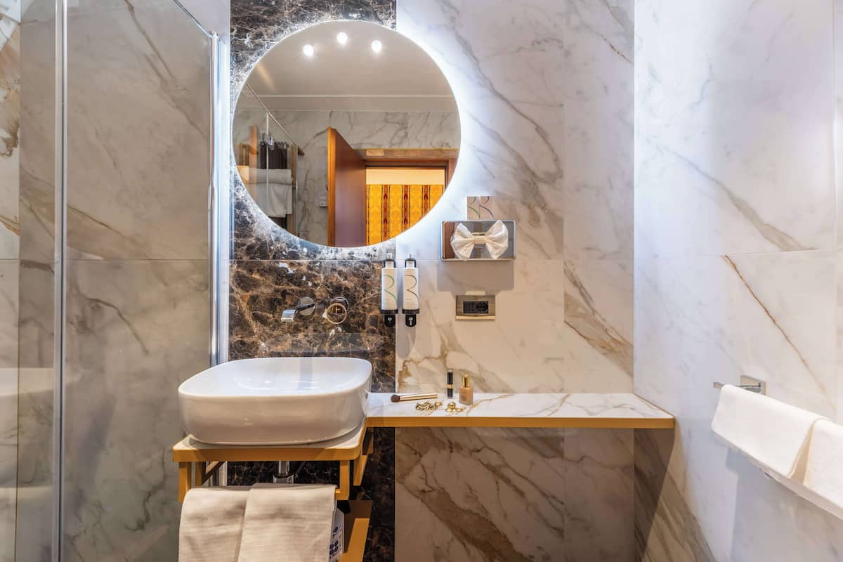 Standard Room, 1 King Bed, Non Smoking | Bathroom | Shower, free toiletries, hair dryer, bidet