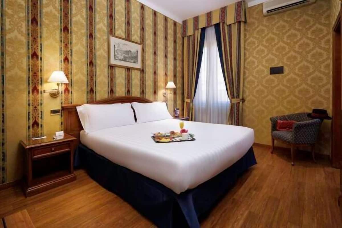 Hypo-allergenic bedding, minibar, in-room safe, desk