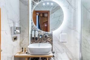 Comfort kamer, 1 kingsize bed, niet-roken (with Single Sofabed;Larger Room) | Badkamer | Een douche, gratis toiletartikelen, een haardroger, een bidet