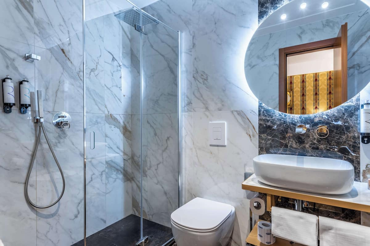 Economy Room, 1 Double Bed, Non Smoking | Bathroom | Shower, free toiletries, hair dryer, bidet