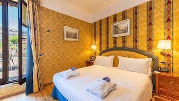 Quarto superior, 1 cama King, para não fumantes, terraço | Roupas de cama antialérgicas, frigobar, cofres nos quartos, escrivaninha