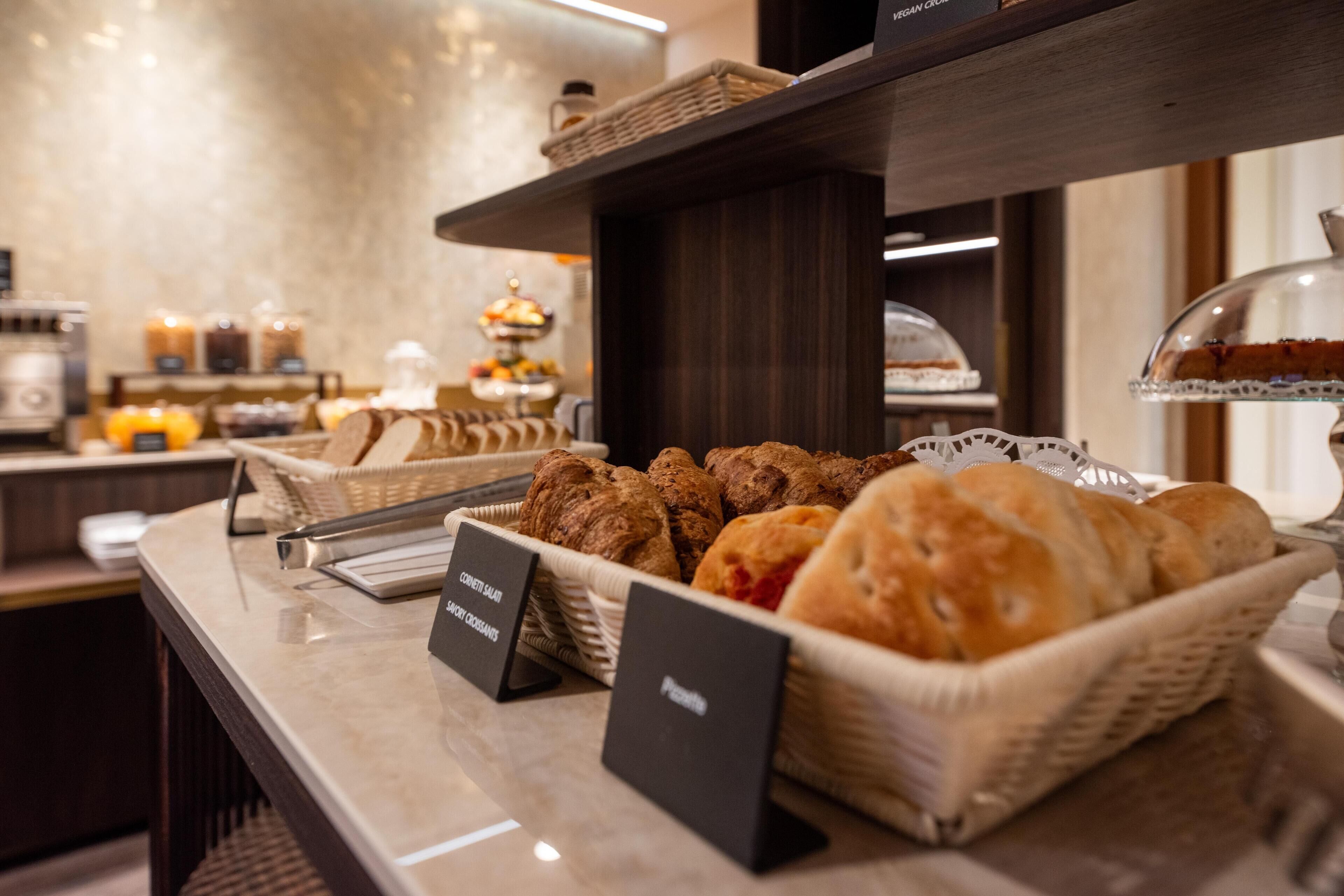 Bữa sáng buffet hàng ngày (14 EUR/mỗi người) 