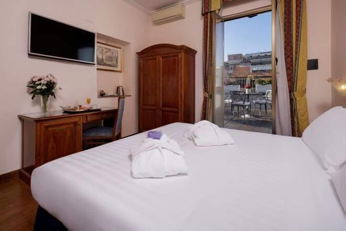 Hypo-allergenic bedding, minibar, in-room safe, desk