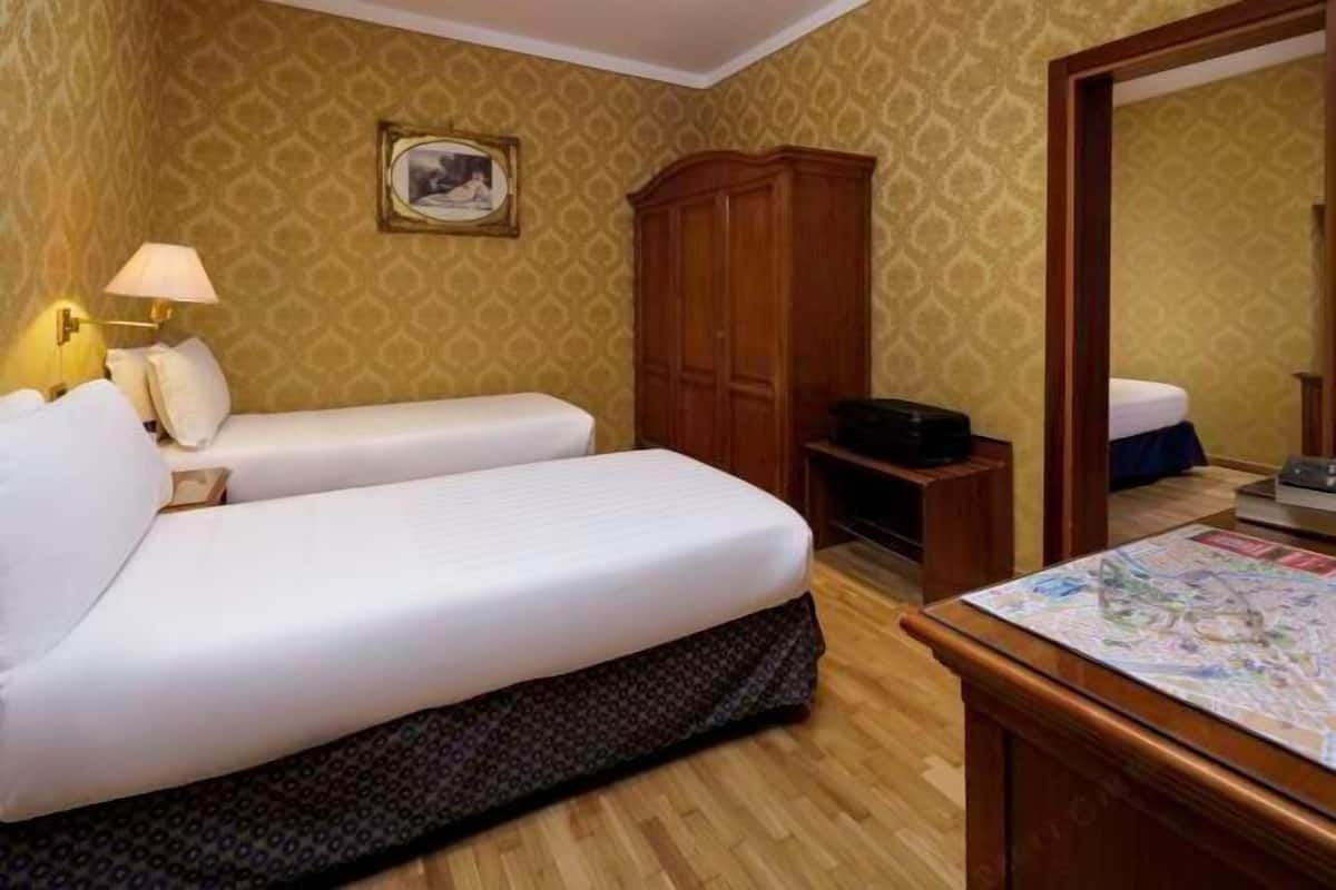 Hypo-allergenic bedding, minibar, in-room safe, desk