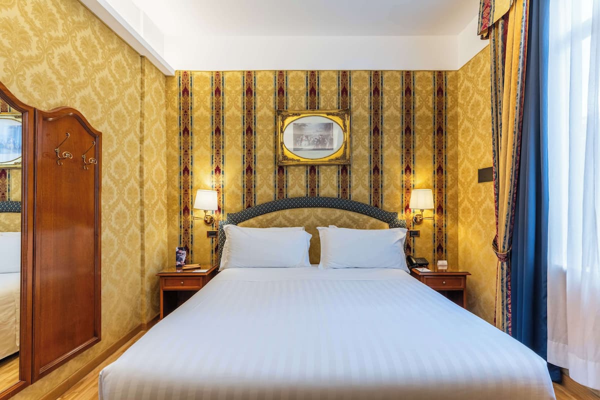 Hypo-allergenic bedding, minibar, in-room safe, desk