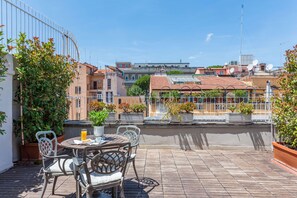 Rom – superior, 1 kingsize-seng, ikke-røyk, terrasse | Allergitestet sengetøy, minibar, safe på rommet og skrivebord