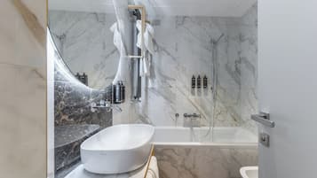 Standardværelse - 2 enkeltsenge | Badeværelse | Bruser, gratis toiletartikler, hårtørrer, bidet