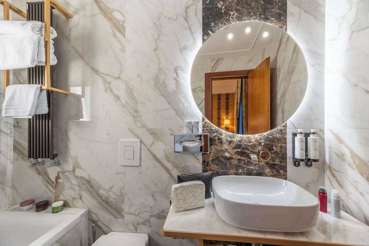 Superior Room, 1 King Bed, Non Smoking, Terrace | Bathroom | Shower, free toiletries, hair dryer, bidet