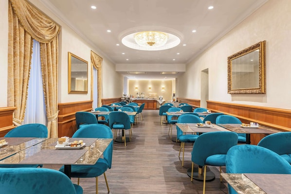 Petit déjeuner buffet (14 EUR par personne)