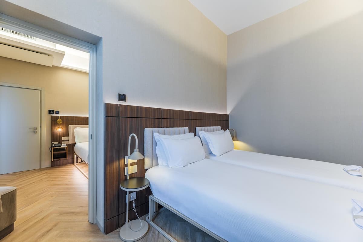 Camera familiare, letti multipli | Biancheria da letto ipoallergenica, minibar, una cassaforte in camera