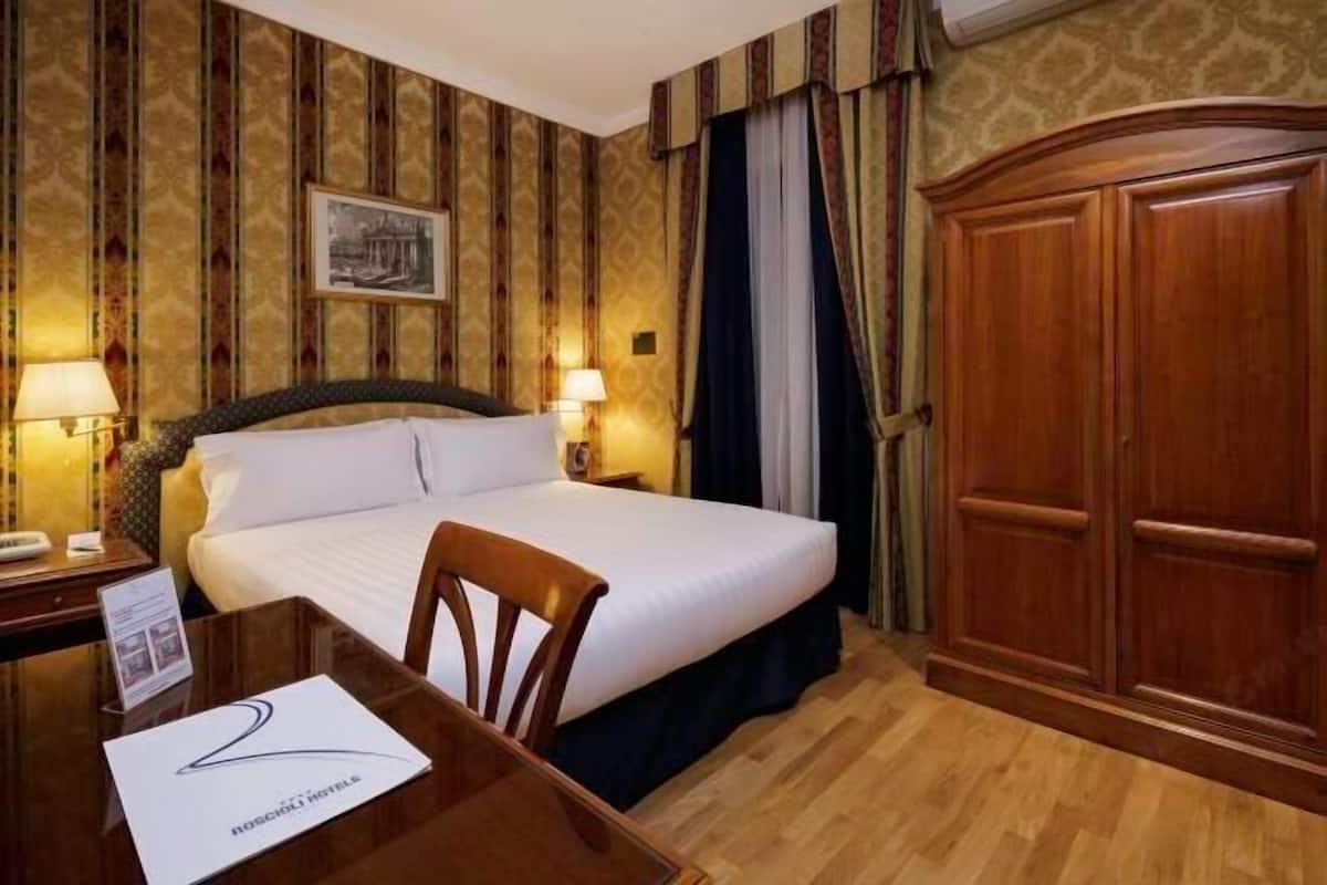 Hypo-allergenic bedding, minibar, in-room safe, desk