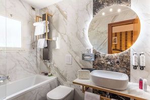 Chambre supérieure, 1 très grand lit, non-fumeur, terrasse | Salle de bain | Douche, articles de toilette (gratuits), séchoir à cheveux, bidet