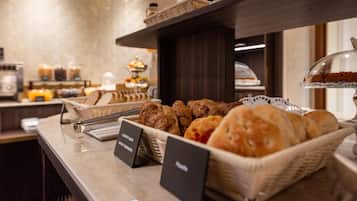 Colazione a buffet, servita tutte le mattine (14 EUR a persona)