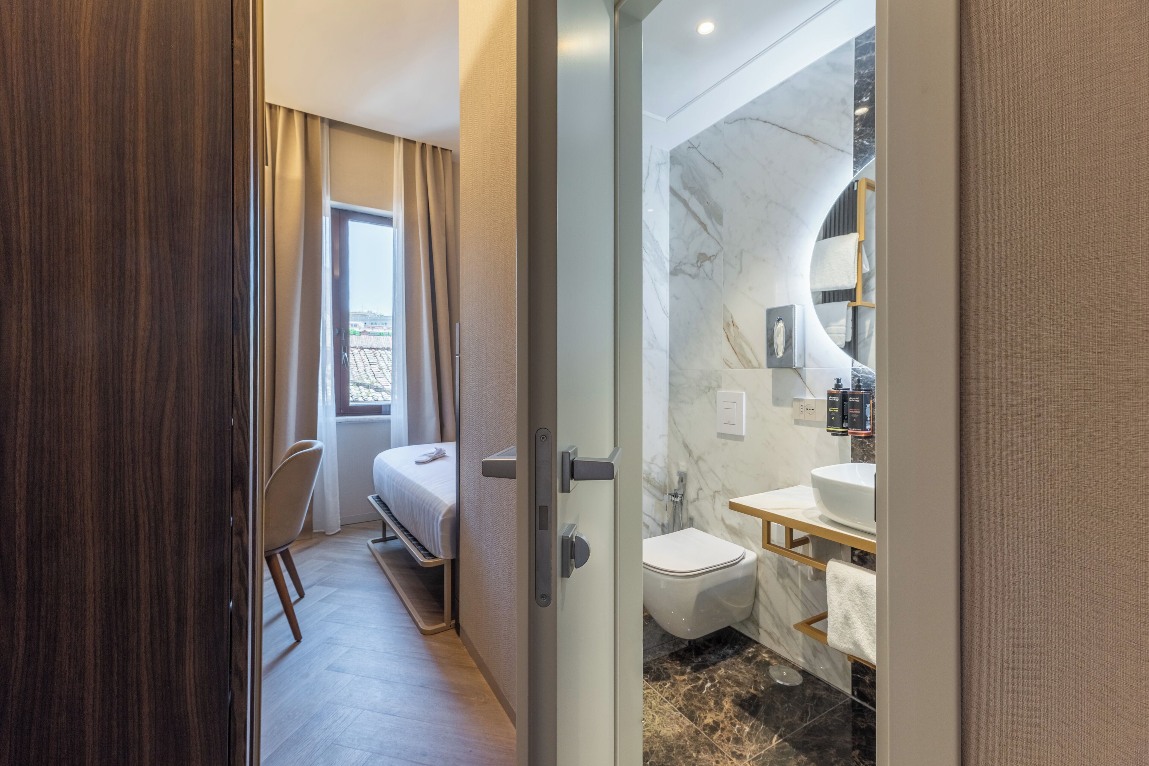 Standaard kamer, 1 eenpersoonsbed, niet-roken | Hypoallergeen beddengoed, een minibar, een kluis op de kamer, een bureau