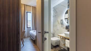 Standaard kamer, 1 eenpersoonsbed, niet-roken | Hypoallergeen beddengoed, een minibar, een kluis op de kamer, een bureau