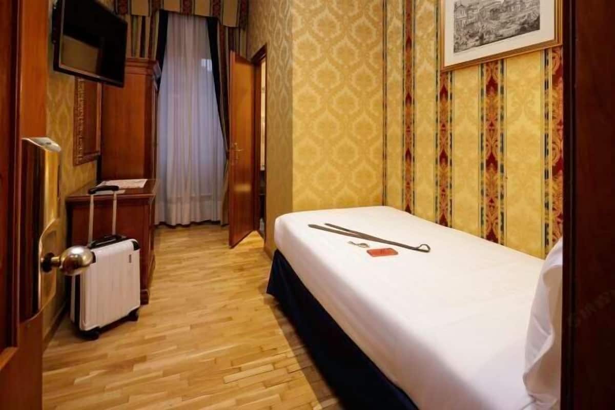 Hypo-allergenic bedding, minibar, in-room safe, desk