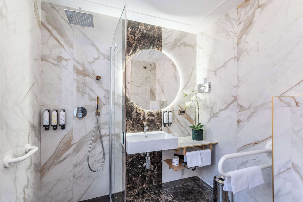 Standard Room, 2 Twin Beds, Non Smoking | Bathroom | Shower, free toiletries, hair dryer, bidet