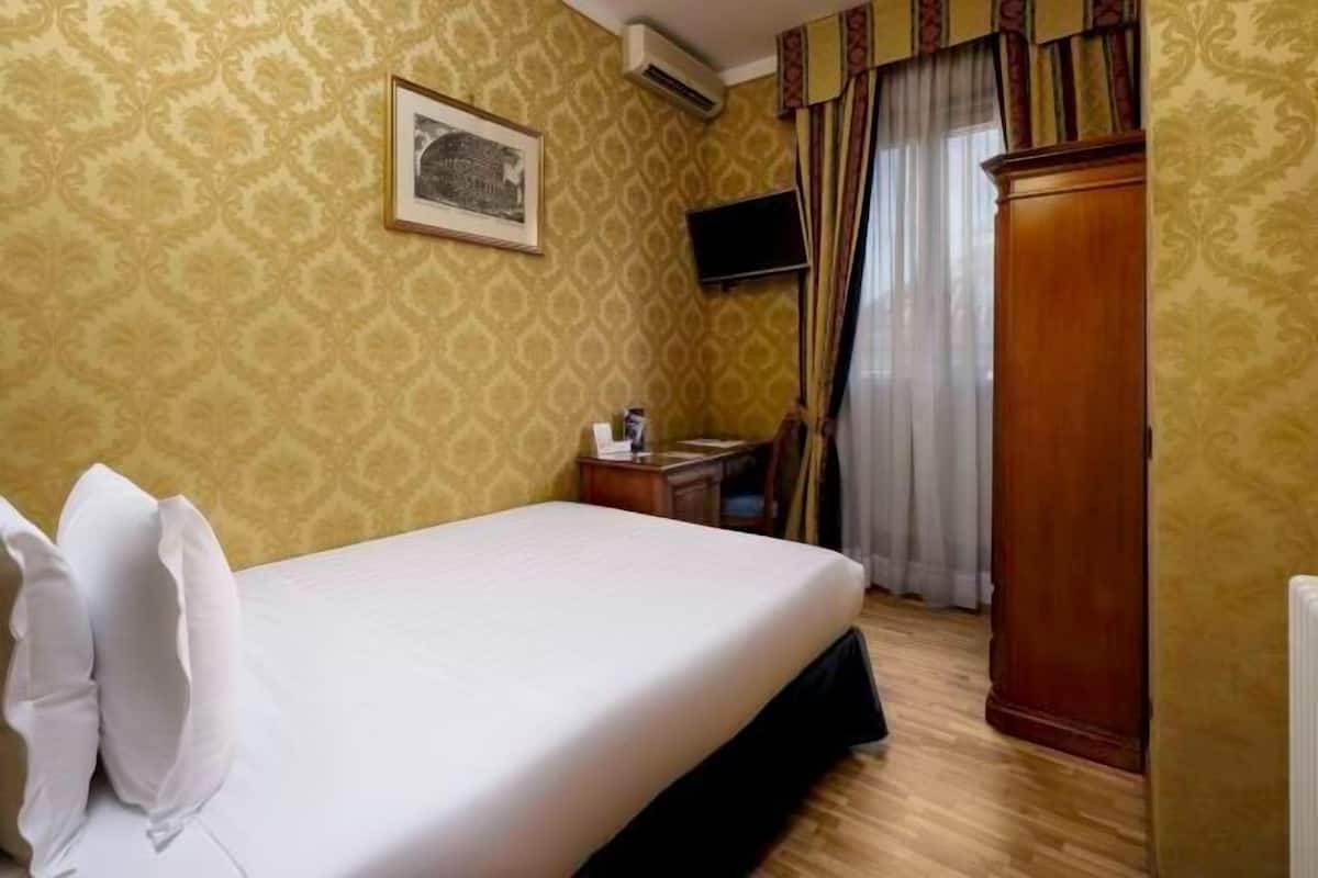 Hypo-allergenic bedding, minibar, in-room safe, desk