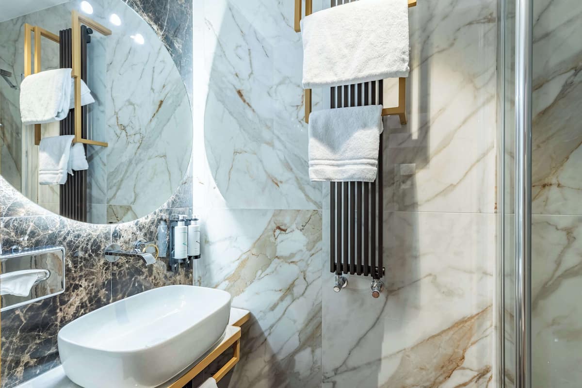 Standard Room, 1 Twin Bed, Non Smoking | Bathroom | Shower, free toiletries, hair dryer, bidet