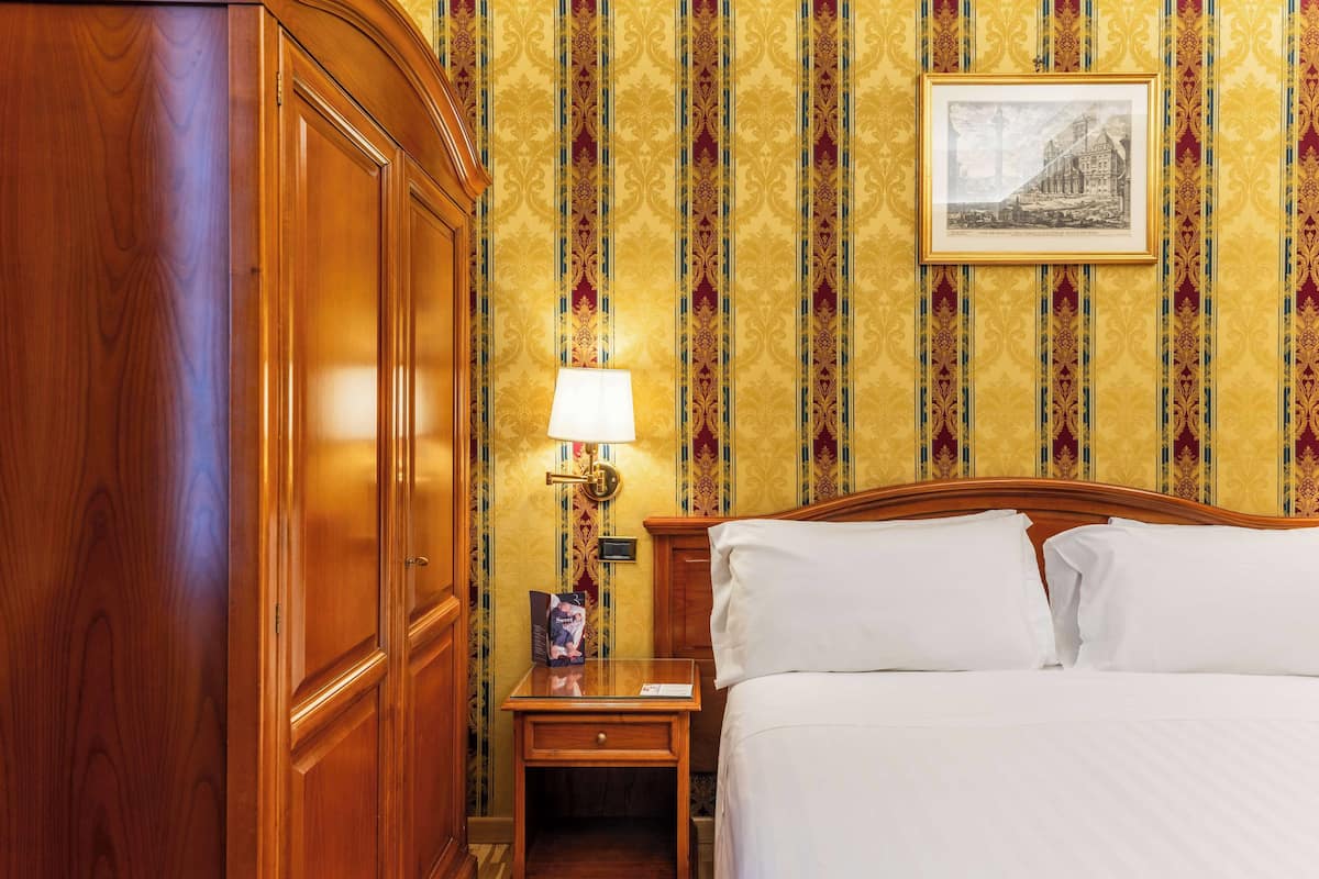 Standard Room, 1 King Bed, Non Smoking | Hypo-allergenic bedding, minibar, in-room safe, desk