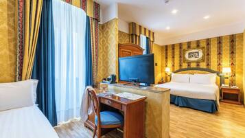 Comfort Room, 1 King Bed, Non Smoking (with Single Sofabed;Larger Room) | Hypo-allergenic bedding, minibar, in-room safe, desk