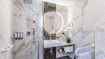 Standardzimmer, 2 Einzelbetten, Nichtraucher | Badezimmer | Dusche, kostenlose Toilettenartikel, Haartrockner, Bidet