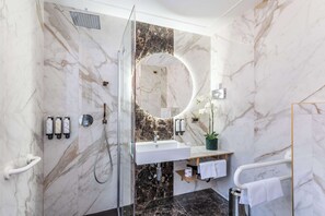 Standard Room, 2 Single Beds, Non Smoking | Bathroom | Shower, free toiletries, hair dryer, bidet