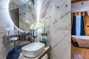 Rom – standard, 1 kingsize-seng, ikke-røyk | Bad | Dusj, toalettartikler (inkludert), hårføner og bidé