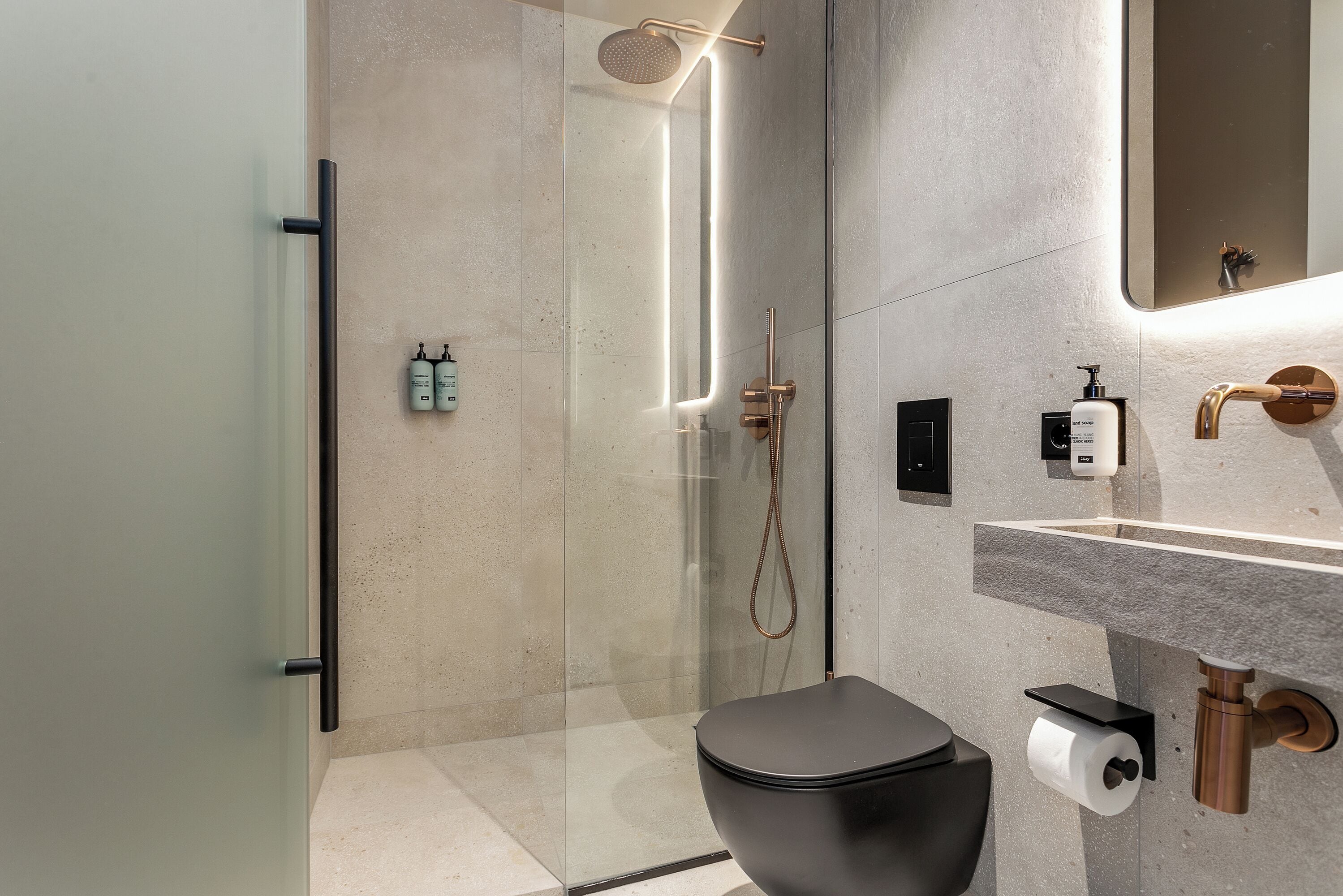 슈피리어 더블룸 | 욕실 | 샤워 시설, 헤어드라이어, 타월, 비누