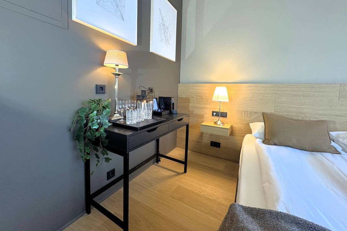 Cortinas blackout, tabla de planchar con plancha y cunas gratuitas