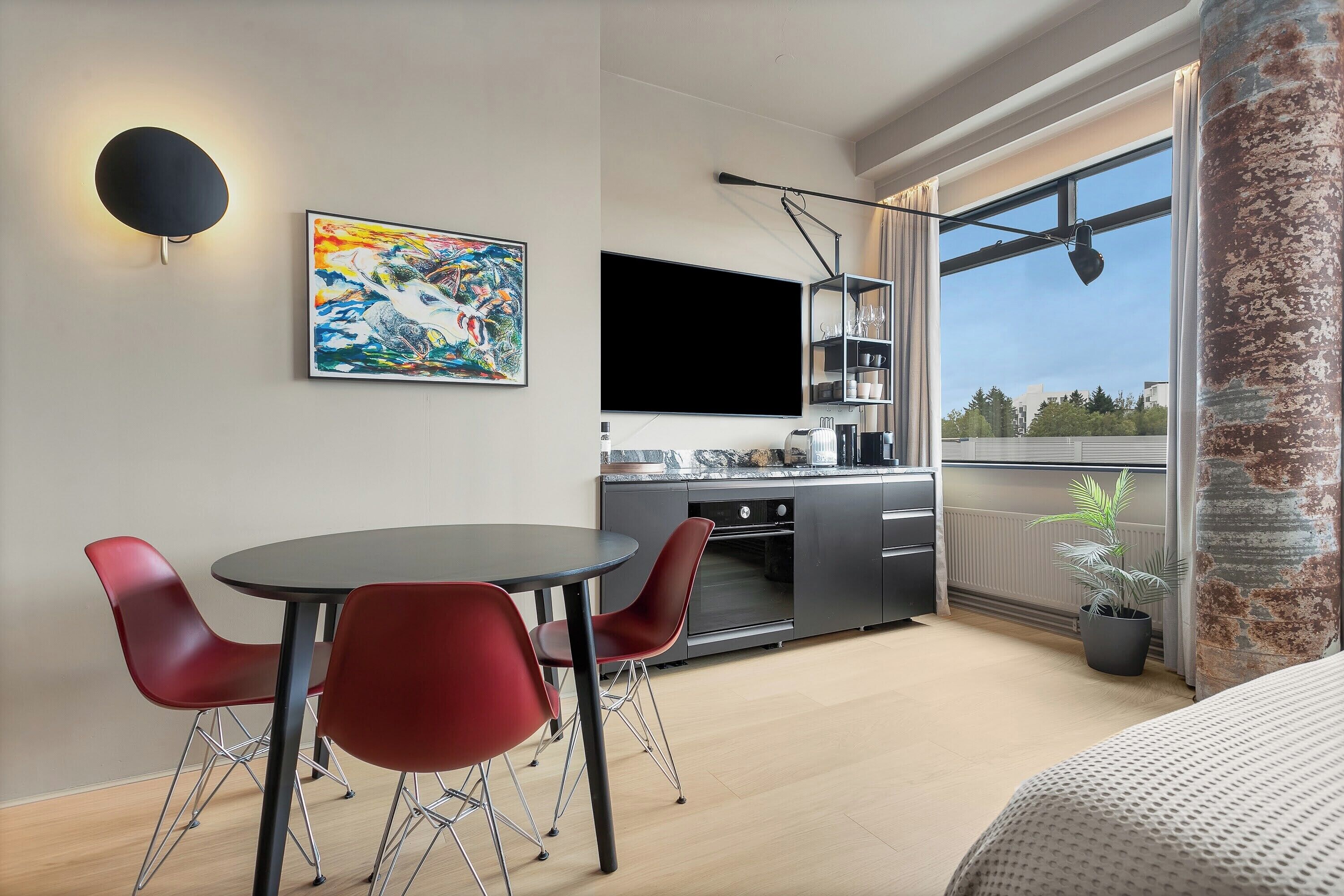 Superior trippelrum | Mörkläggningsgardiner, strykjärn/strykbräda, gratis wi-fi och sängkläder