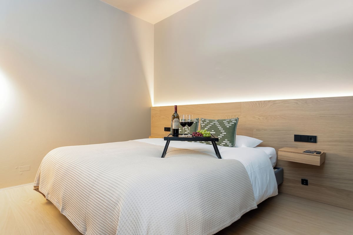 Quarto triplo superior | Cortinas blackout, ferros/tábuas de passar roupa, berços grátis