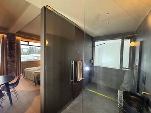 Habitació doble superior | Bany | Dutxa, assecador de cabells, tovalloles i sabó