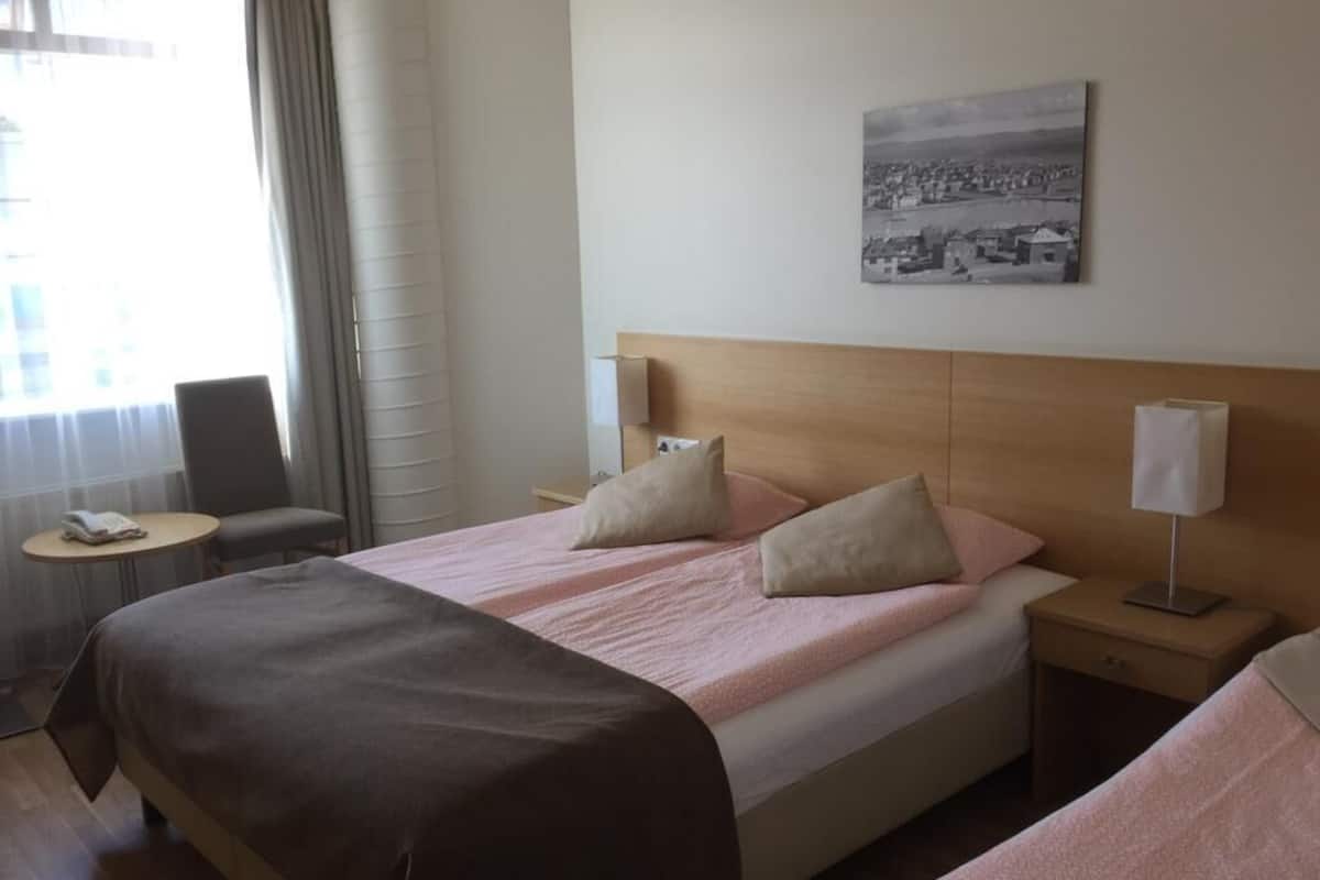 Cortines opaques, planxa i posts de planxar i bressols gratuïts