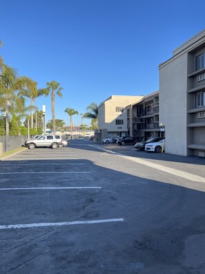 Free self-parking - Hotel Milagro (Chula Vista)