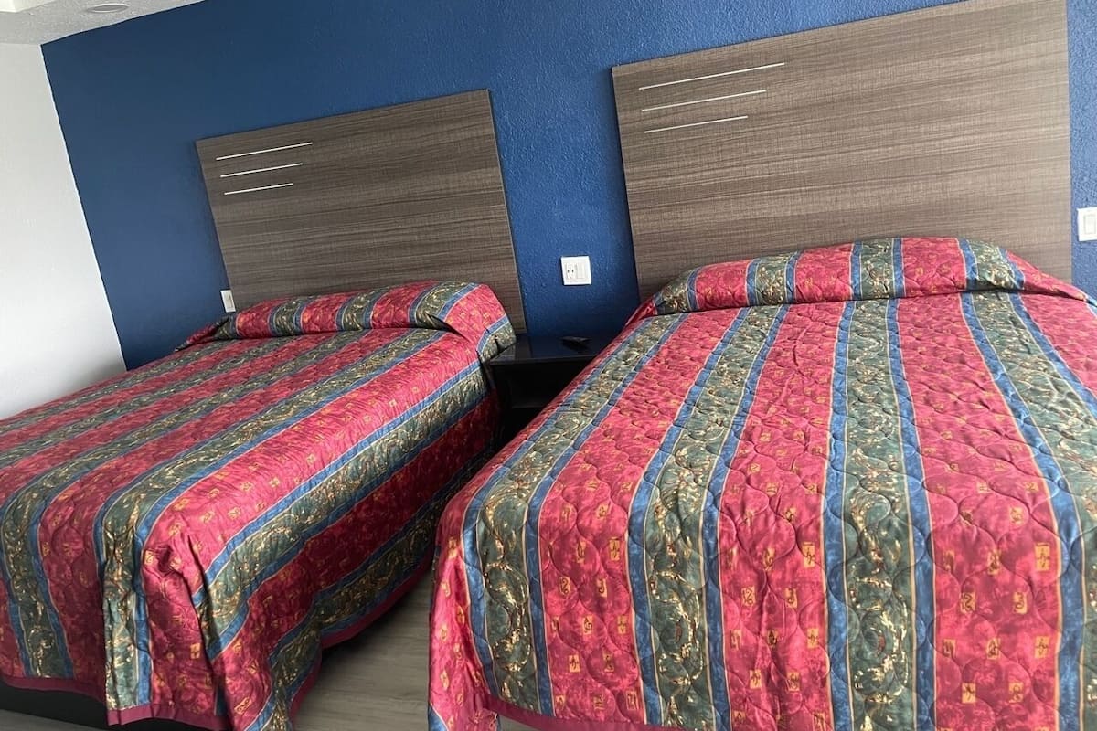 Habitación estándar, 2 camas dobles | Escritorio, tabla de planchar con plancha, wifi gratis y ropa de cama