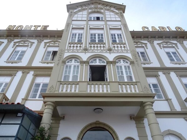 A building with the names "MONTE" and "CARLO" on the facade. - Hotel Monte Carlo (Funchal)