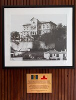 Ett svartvitt fotografi av en historisk byggnad med ett framträdande torn och flera fönster.