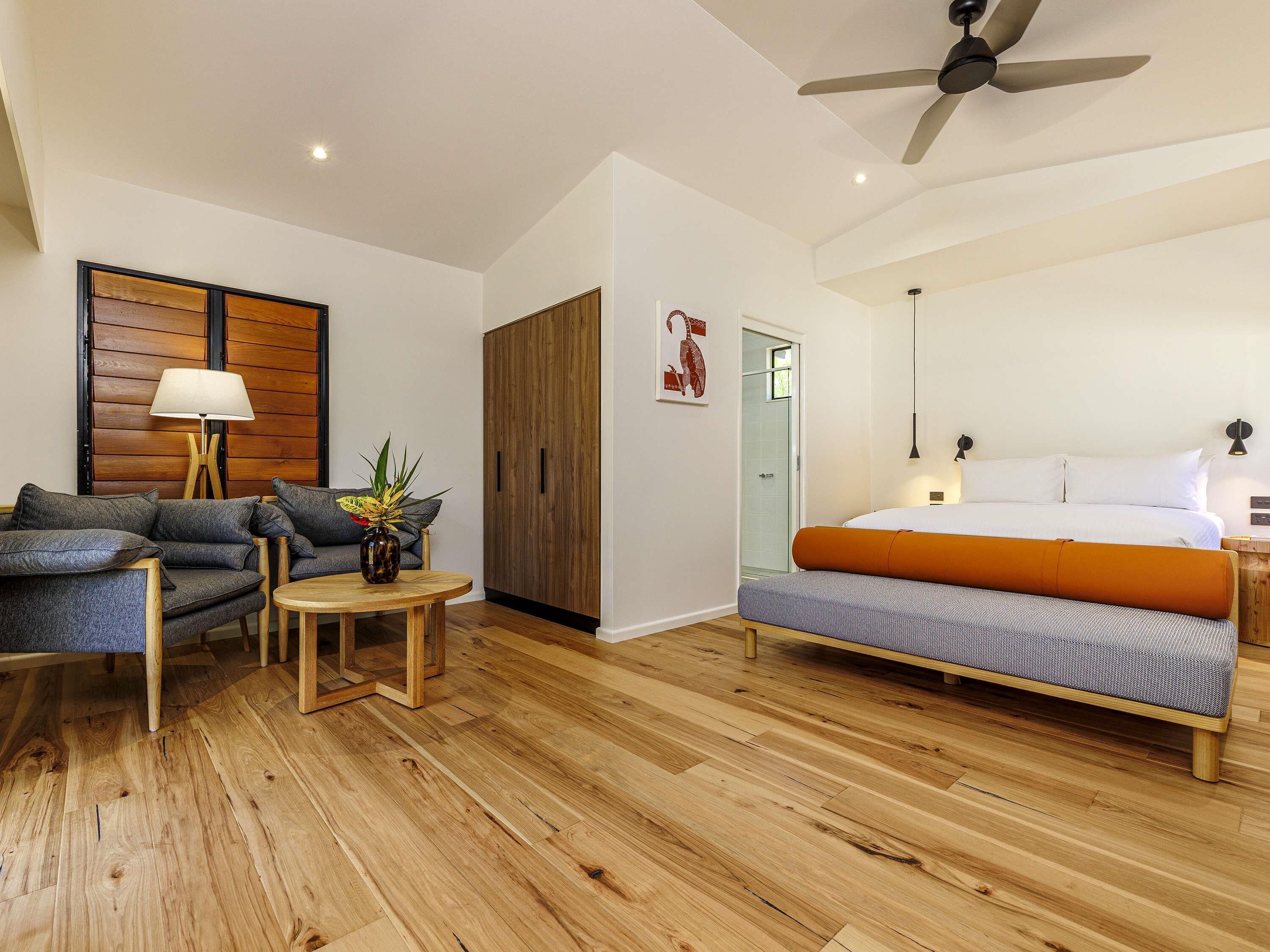 Deluxe bungalow, 1 tweepersoonsbed | Een bureau, verduisterende gordijnen, een strijkplank/strijkijzer