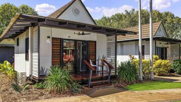 Bungalow – deluxe, 1 dobbeltseng | Skrivebord, blendingsgardiner og strykejern/-brett