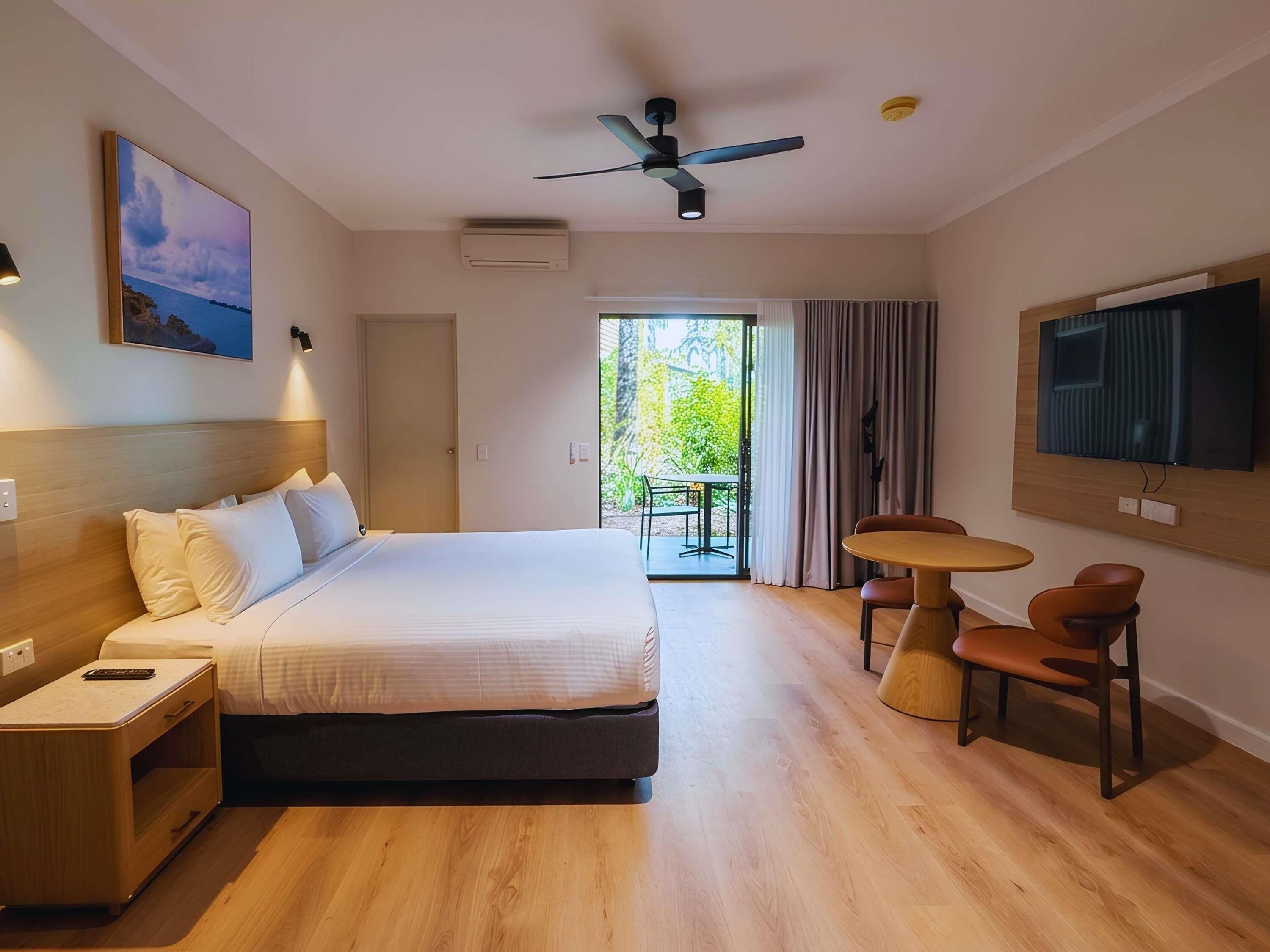 Deluxe Room, 1 King Bed | Desk, blackout drapes, iron/ironing board, free cribs/infant beds
