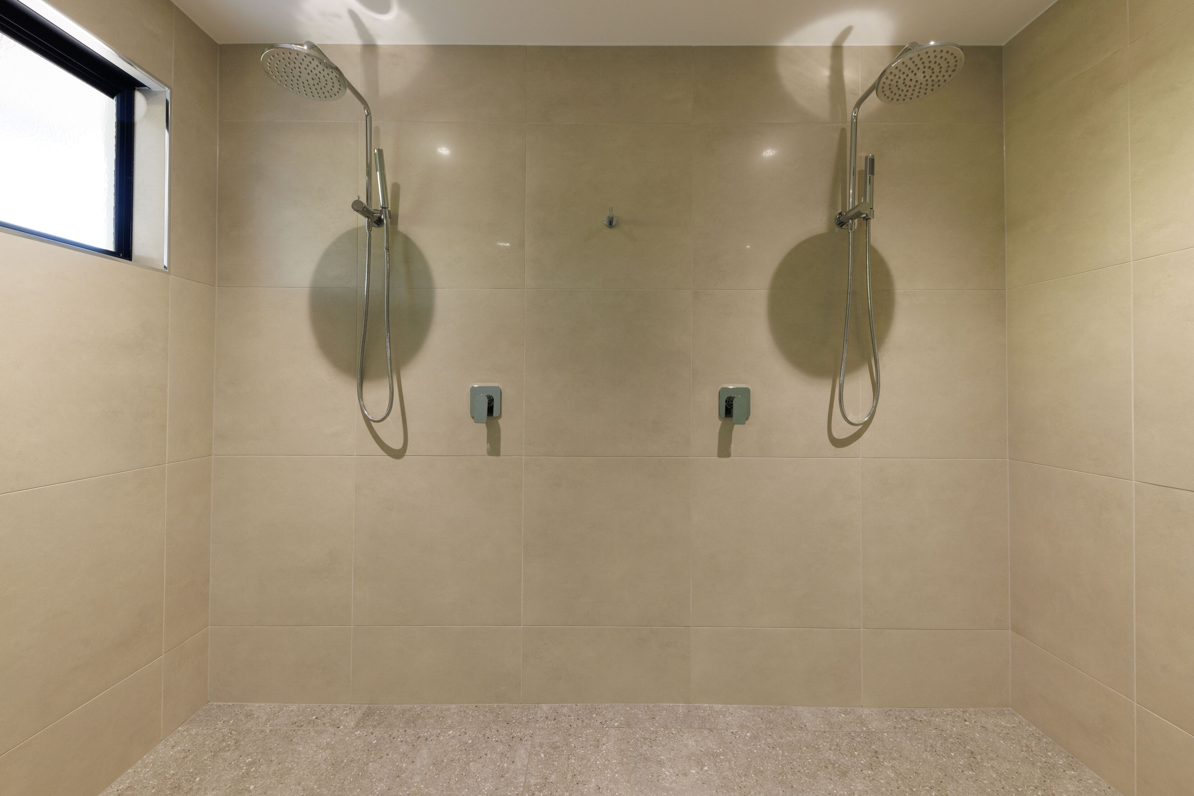 Suite Deluxe, 1 très grand lit | Salle de bain | Douche, articles de toilette écologiques, séchoir à cheveux