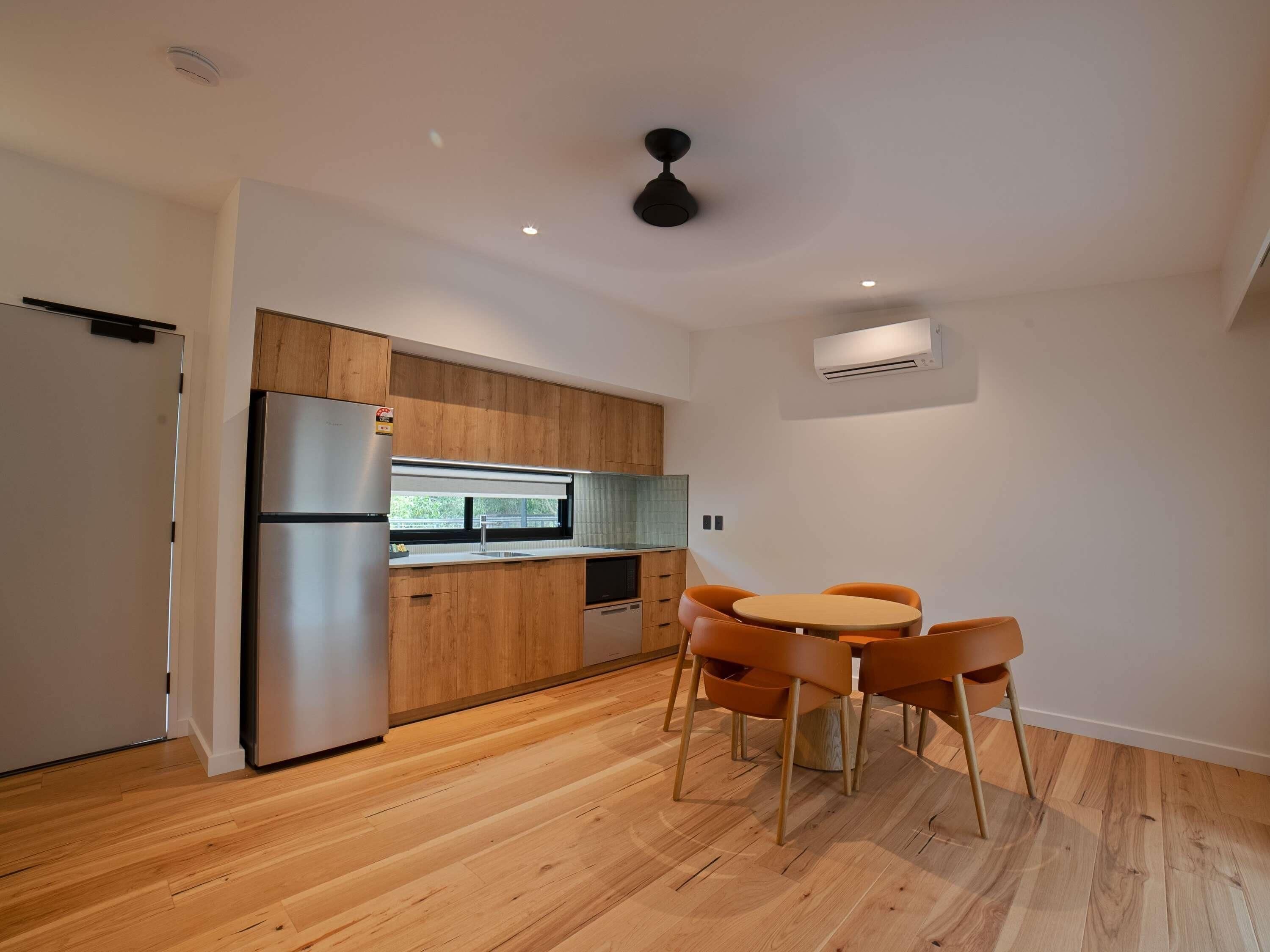 Een bureau, verduisterende gordijnen, een strijkplank/strijkijzer