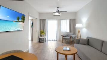 Suite Deluxe, 1 letto king | Una scrivania, tende oscuranti, ferro/asse da stiro