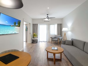 Suite Deluks, 1 Tempat Tidur King | Meja kerja, tirai kedap cahaya, dan setrika/meja setrika